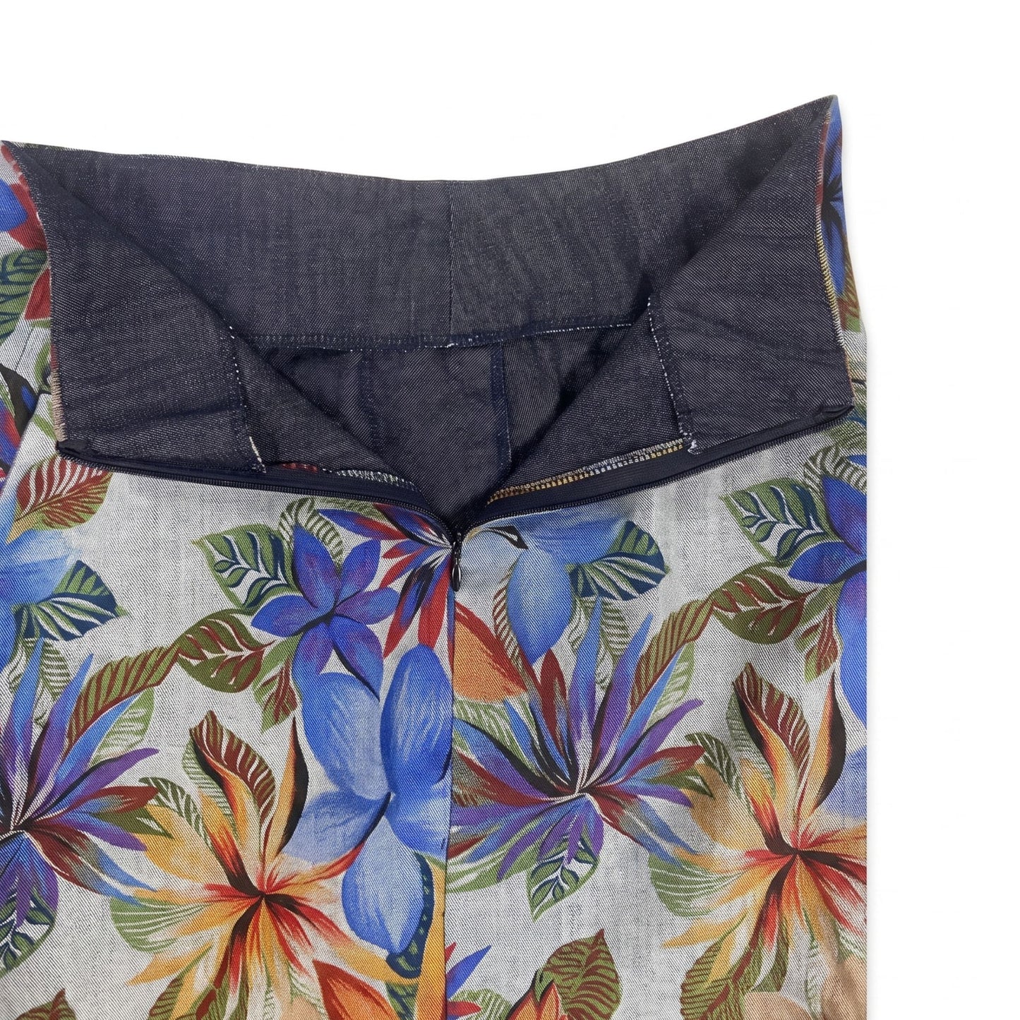 Dettaglio delle cuciture sartoriali e delle finiture della gonna artigianale.