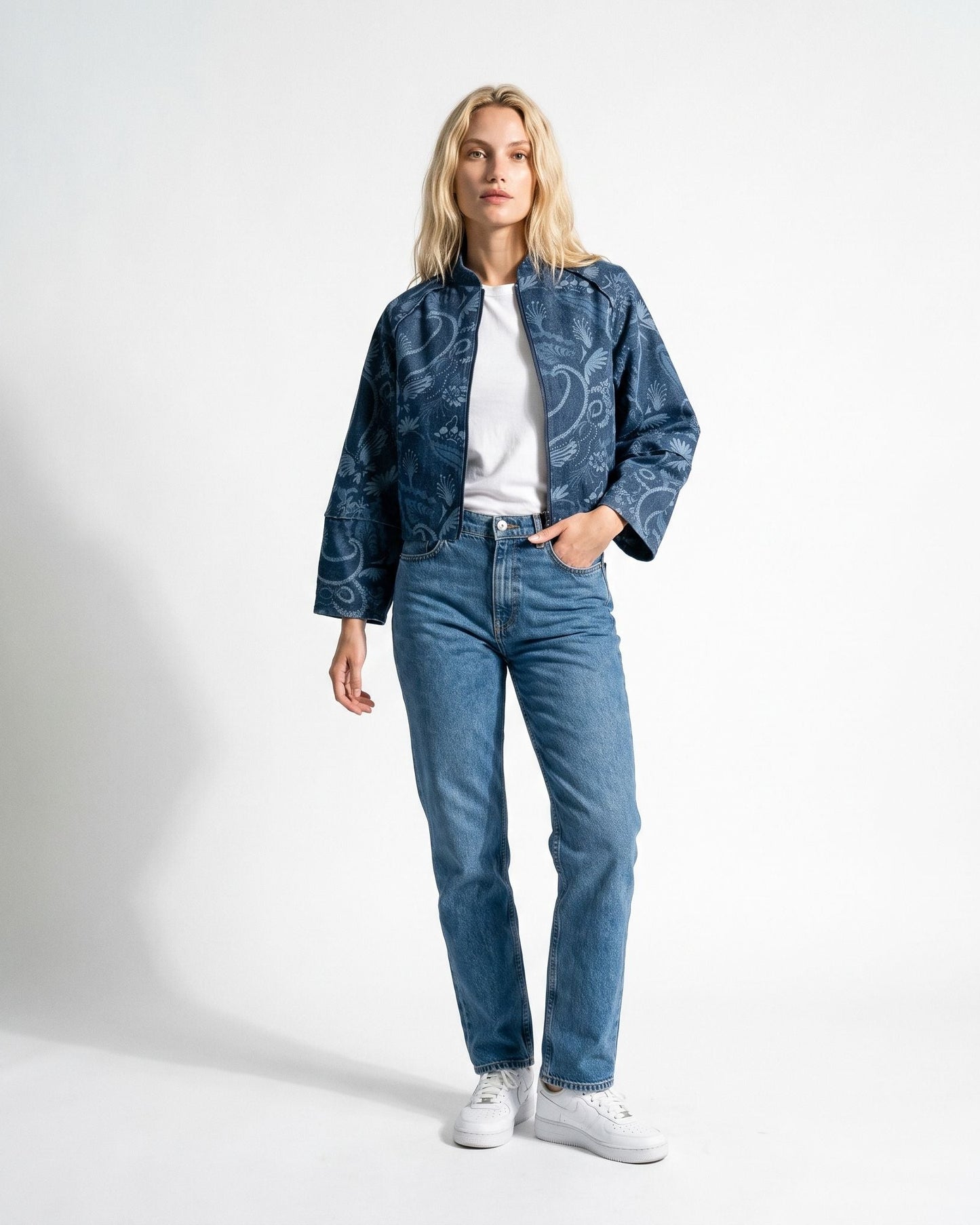 Giacca crop artigianale in denim blu con stampa paisley floreale, collo alla coreana e chiusura zip – vista 1 indossata