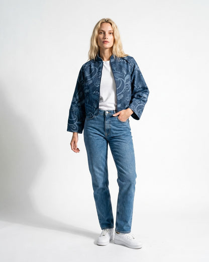 Giacca crop artigianale in denim blu con stampa paisley floreale, collo alla coreana e chiusura zip – vista 1 indossata