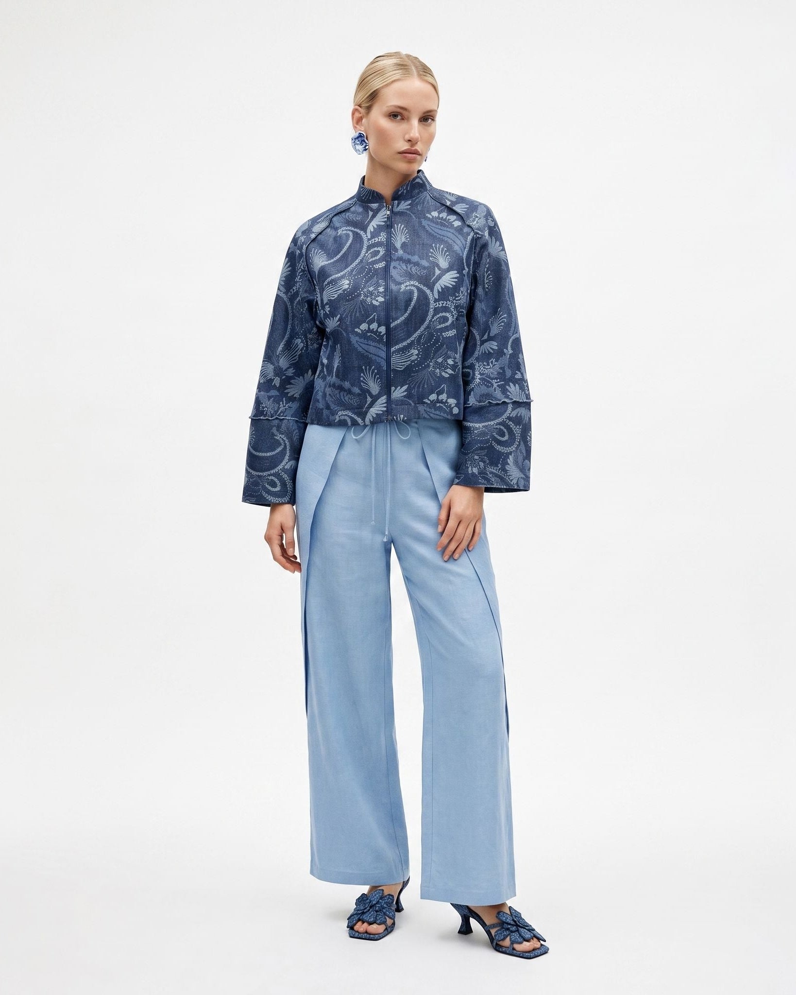 Giacca crop artigianale in denim blu con stampa paisley floreale, collo alla coreana e chiusura zip – vista 2 indossata