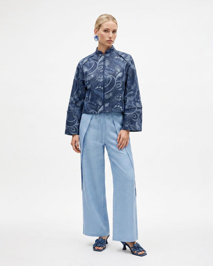 Giacca crop artigianale in denim blu con stampa paisley floreale, collo alla coreana e chiusura zip – vista 2 indossata