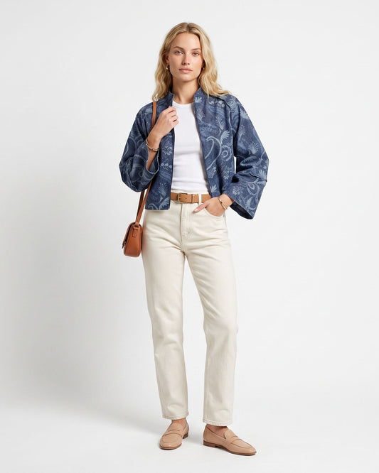 Giacca crop artigianale in denim blu con stampa paisley floreale, collo alla coreana e chiusura zip – vista 3 indossata