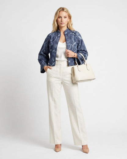 Giacca crop artigianale in denim blu con stampa paisley floreale, collo alla coreana e chiusura zip – vista 4 indossata