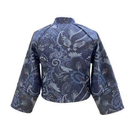 Giacca crop artigianale in denim blu con stampa paisley floreale, collo alla coreana e chiusura zip – vista posteriore