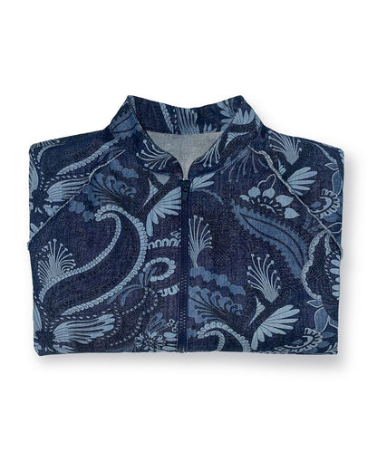 Giacca crop artigianale in denim blu con stampa paisley, collo alla coreana e chiusura zip, capo piegato su sfondo bianco