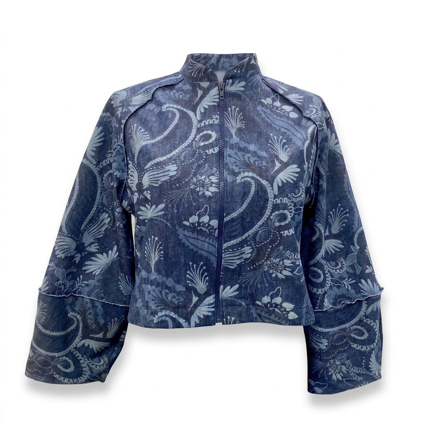 Giacca crop artigianale in denim blu con stampa paisley floreale, collo alla coreana e chiusura zip – vista frontale