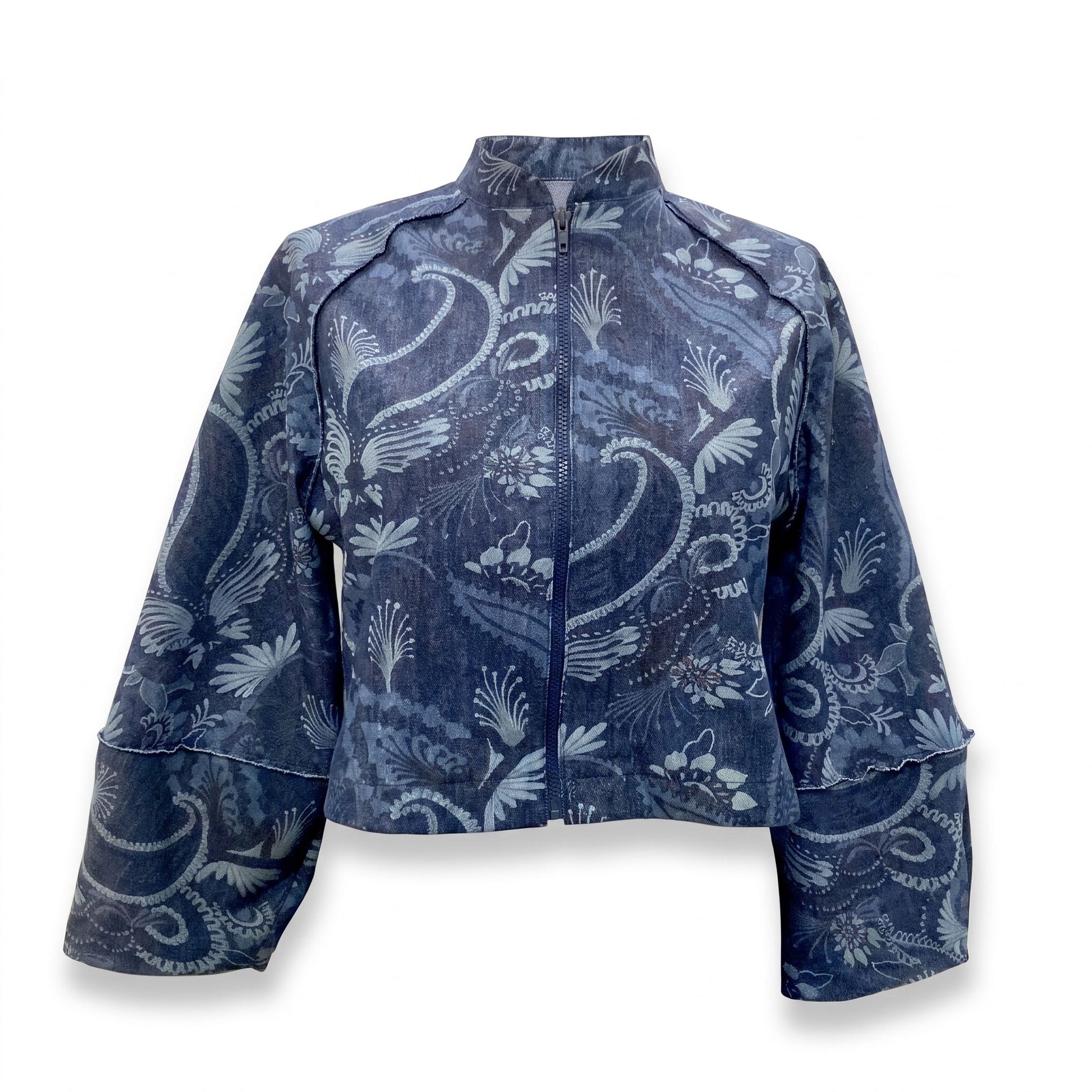 Giacca crop artigianale in denim blu con stampa paisley floreale, collo alla coreana e chiusura zip – vista frontale