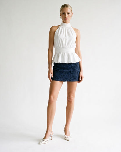 Minigonna in denim di cotone blu navy con stampa floreale e fodera in seta, vista frontale indossata