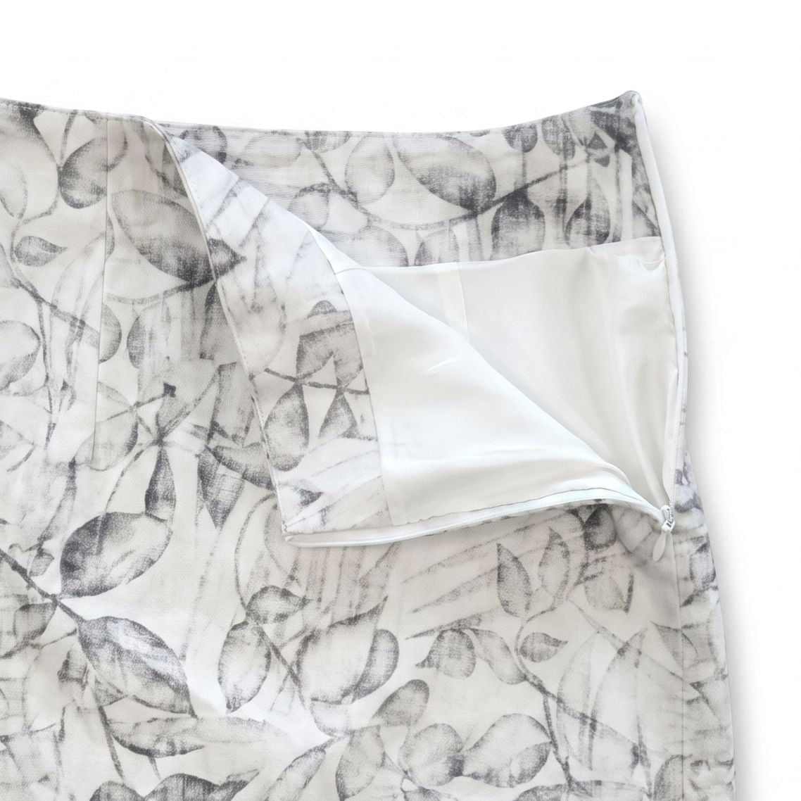 Dettaglio della minigonna con fodera interna in seta e chiusura con zip laterale, simbolo della cura sartoriale di Sartoria Dogan.
