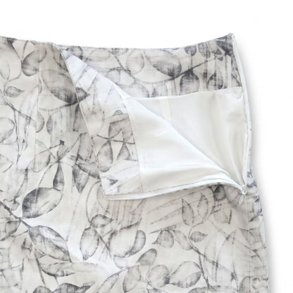 Dettaglio della minigonna con fodera interna in seta e chiusura con zip laterale, simbolo della cura sartoriale di Sartoria Dogan.