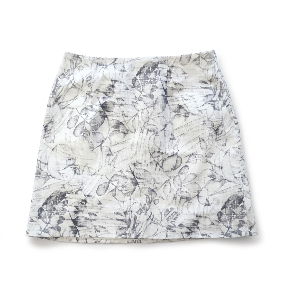 Minigonna White Fantasy con stampa botanica bianca e grigia, vista frontale su sfondo bianco.