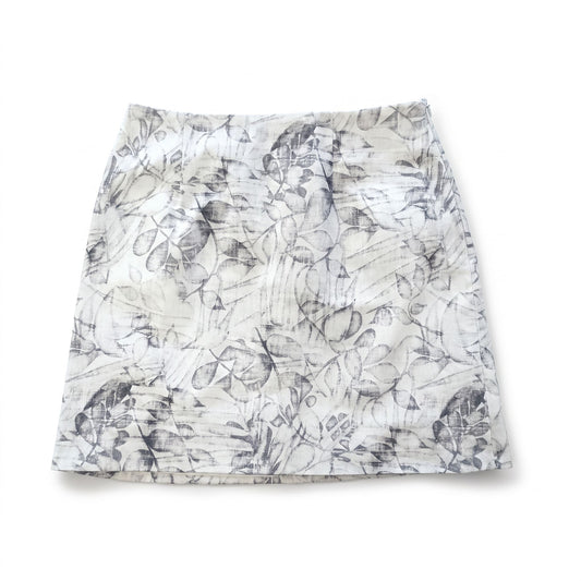Minigonna White Fantasy con stampa botanica bianca e grigia, vista frontale su sfondo bianco.