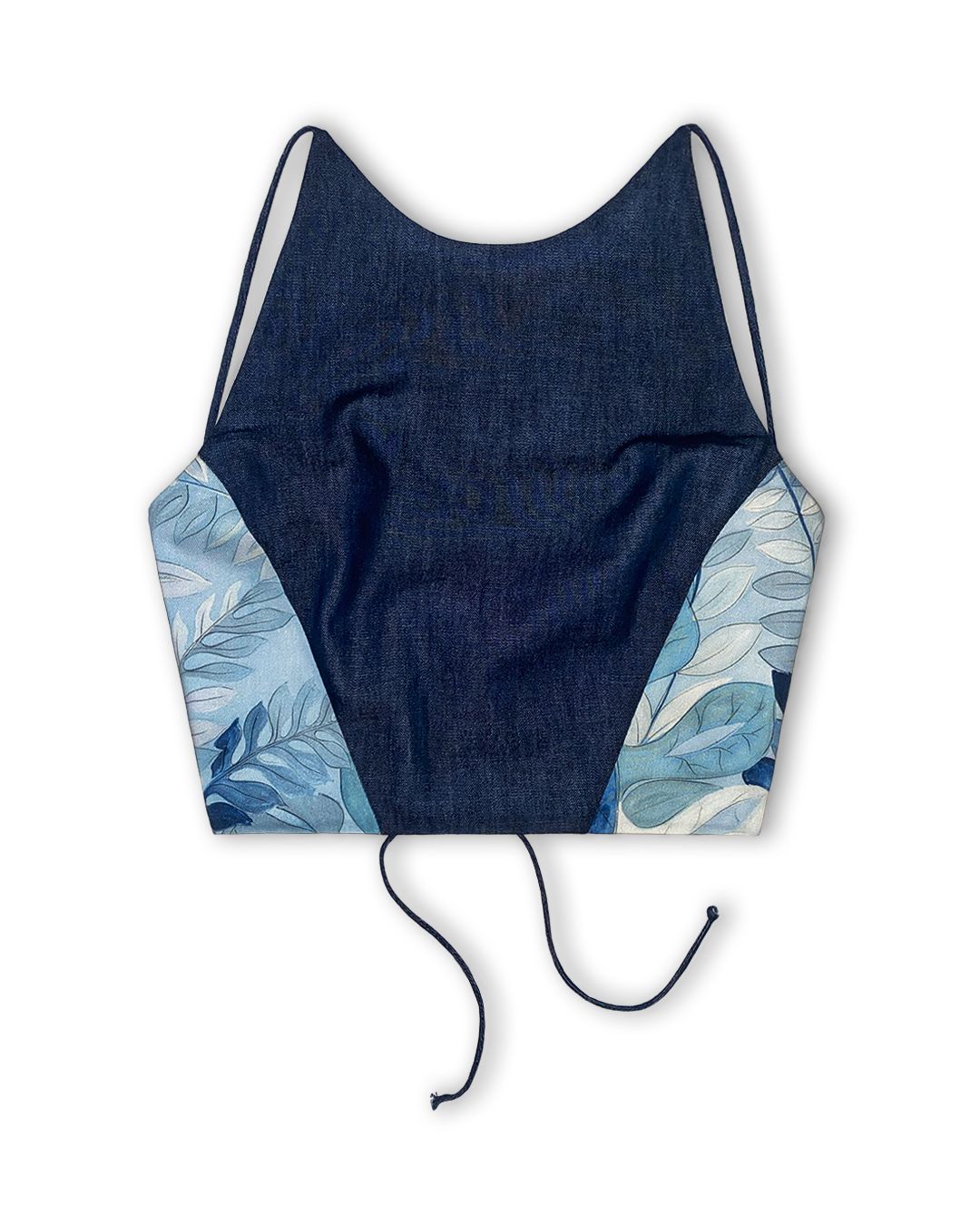 Top artigianale da donna in denim blu con inserti laterali a fantasia foglie nei toni dell'azzurro e del bianco e spalline sottili, vista frontale.