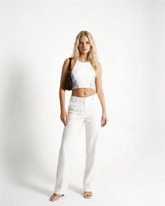 Top bianco in denim di cotone bianco e inserti fantasia - vista indossato 1 — AI-generated