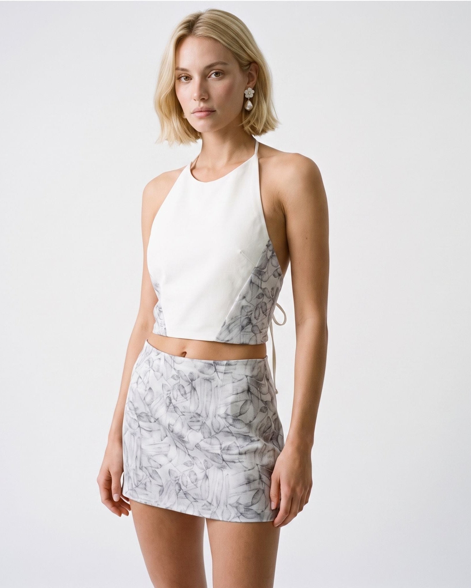 Top bianco in denim di cotone bianco e inserti fantasia - vista indossato 2