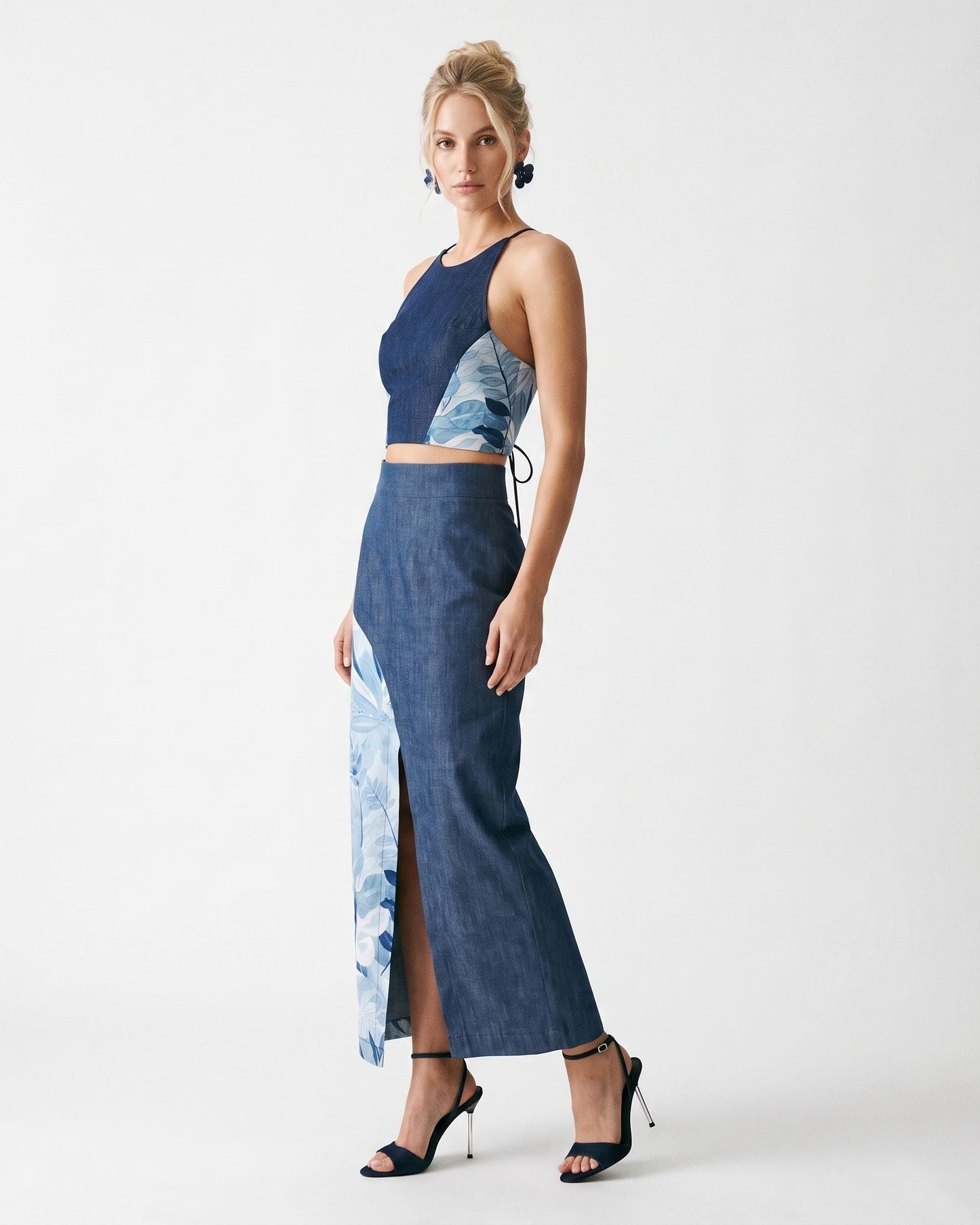 Top e gonna lunga blu in denim e inserti floreali nelle tonalità dell'azzurro e fondo celeste - vista 1 indossata